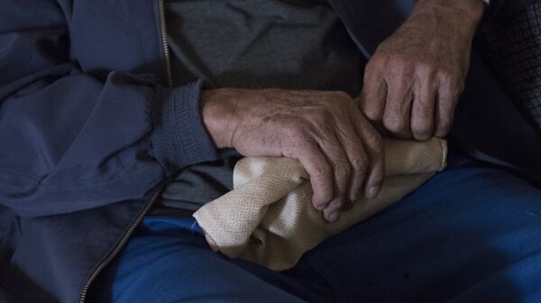 Руки пожилого мужчины. Архивное фото - Sputnik Кыргызстан