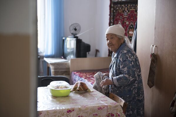 Ар бир бөлмөдө бирден телевизор бар. Көпчүлүгү бош отурбай кол өнөрчүлүк менен алектенишет - Sputnik Кыргызстан