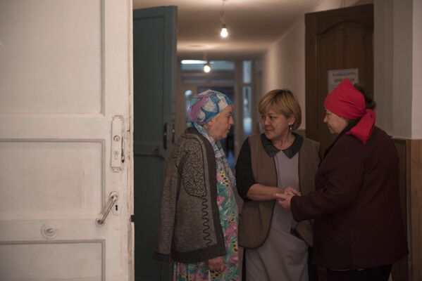 Часто пожилые помогают ухаживать за лежачими - Sputnik Кыргызстан