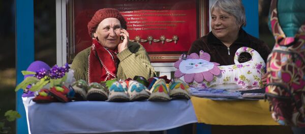 Пожилые люди продают свои изделия на ярмарке в Бишкеке - Sputnik Кыргызстан