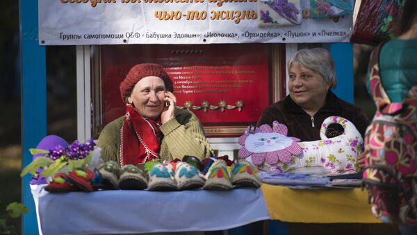 Пожилые люди продают свои изделия на ярмарке в Бишкеке - Sputnik Кыргызстан