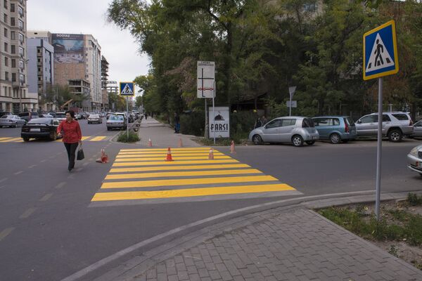 Желтая разметка пешеходного перехода на одном из улиц Бишкека. Архивное фото - Sputnik Кыргызстан