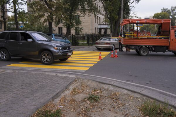 Пешеходный переход покрашенный желтой краской. Архивное фото - Sputnik Кыргызстан