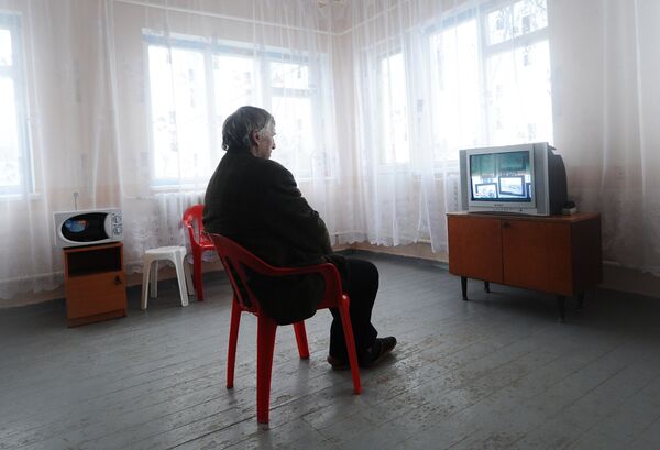 Мужчина у телевизора. Архивное фото - Sputnik Кыргызстан