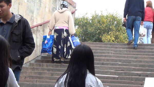 Помогают ли бишкекчане донести тяжелые сумки бабушке — соцэксперимент - Sputnik Кыргызстан