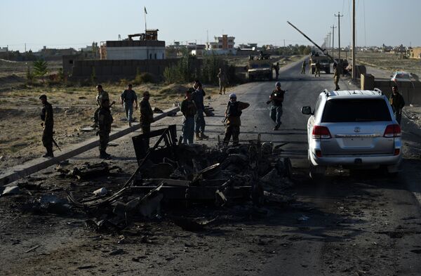 Афганские силы безопасности расследуют место, где были сожжены транспортные средства накануне вечером на фоне продолжающихся боевых действий против талибов в районе аэропорта в Кундузе, Афганистан. - Sputnik Кыргызстан