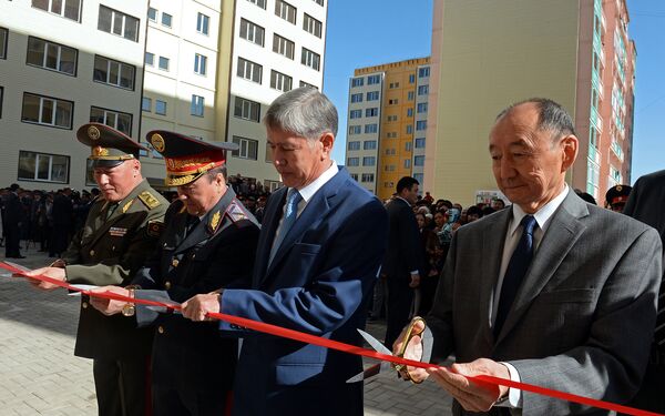 Президент Алмазбек Атамбаев батир тапшыруу убагында. - Sputnik Кыргызстан