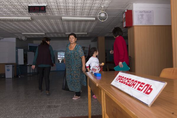 Члены участковой избирательной комиссии будут размещаться за этими столами - Sputnik Кыргызстан