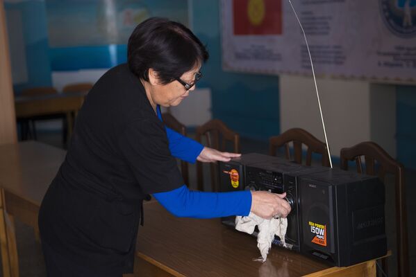 Для поднятия настроения избирателей у входа в здание 70-й школы будет звучать музыка - Sputnik Кыргызстан