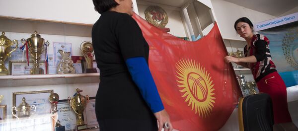 Шайлоо участкасында Кыргыз Республикасынын желегин илүү. Архив Шайлоо участкасында Кыргыз Республикасынын желегин илүү. Архив - Sputnik Кыргызстан