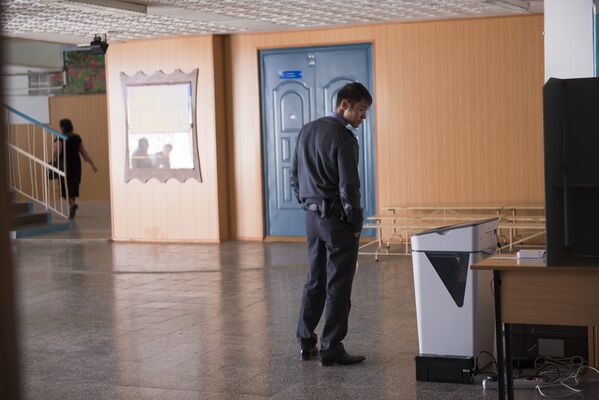 На избирательном участке уже установили электронные урны для считывания бюллетеней - Sputnik Кыргызстан