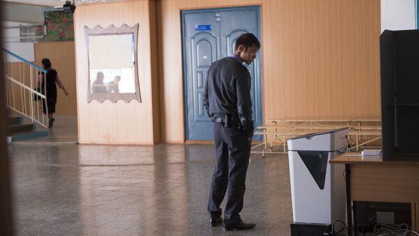 Мужчина на избирательном участке. Архивное фото - Sputnik Кыргызстан