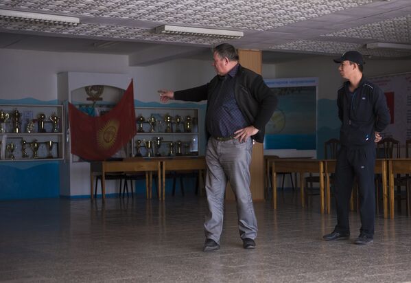 Столы ставить тут и там — указания одного из руководителей школы - Sputnik Кыргызстан