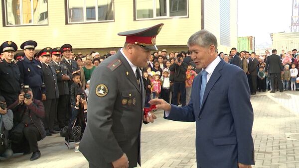 Служу Отечеству — вручение Атамбаевым ключей от квартир милиционерам - Sputnik Кыргызстан