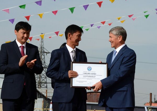 Президент Алмазбек Атамбаев принял участие в церемонии открытия школы № 94, расположенной в жилмассиве «Дордой» - Sputnik Кыргызстан