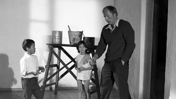 Режиссер с детьми-актерами на съемках кыргызского фильма. Фото 1972 года - Sputnik Кыргызстан