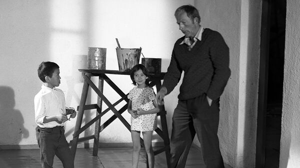 Режиссер с детьми-актерами на съемках кыргызского фильма. Фото 1972 года - Sputnik Кыргызстан