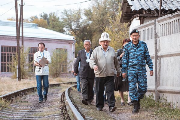 Члены комиссии, наблюдатели идут в дома избирателей, которые не могут сами прийти на избирательный участок - Sputnik Кыргызстан