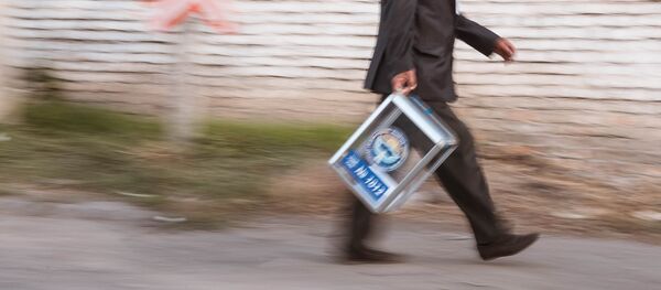 Архивное фото члена комиссии ЦИК с переносной урной - Sputnik Кыргызстан