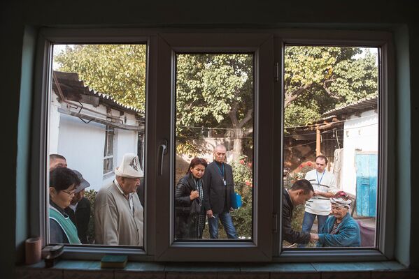 Мөөнөтүнөн мурда добуш берүүнүн жүрүшүнө аймактык шайлоо комиссиясынын мүчөлөрү, эркин байкоочулар, партия мүчөлөрү жана журналисттер катышты - Sputnik Кыргызстан