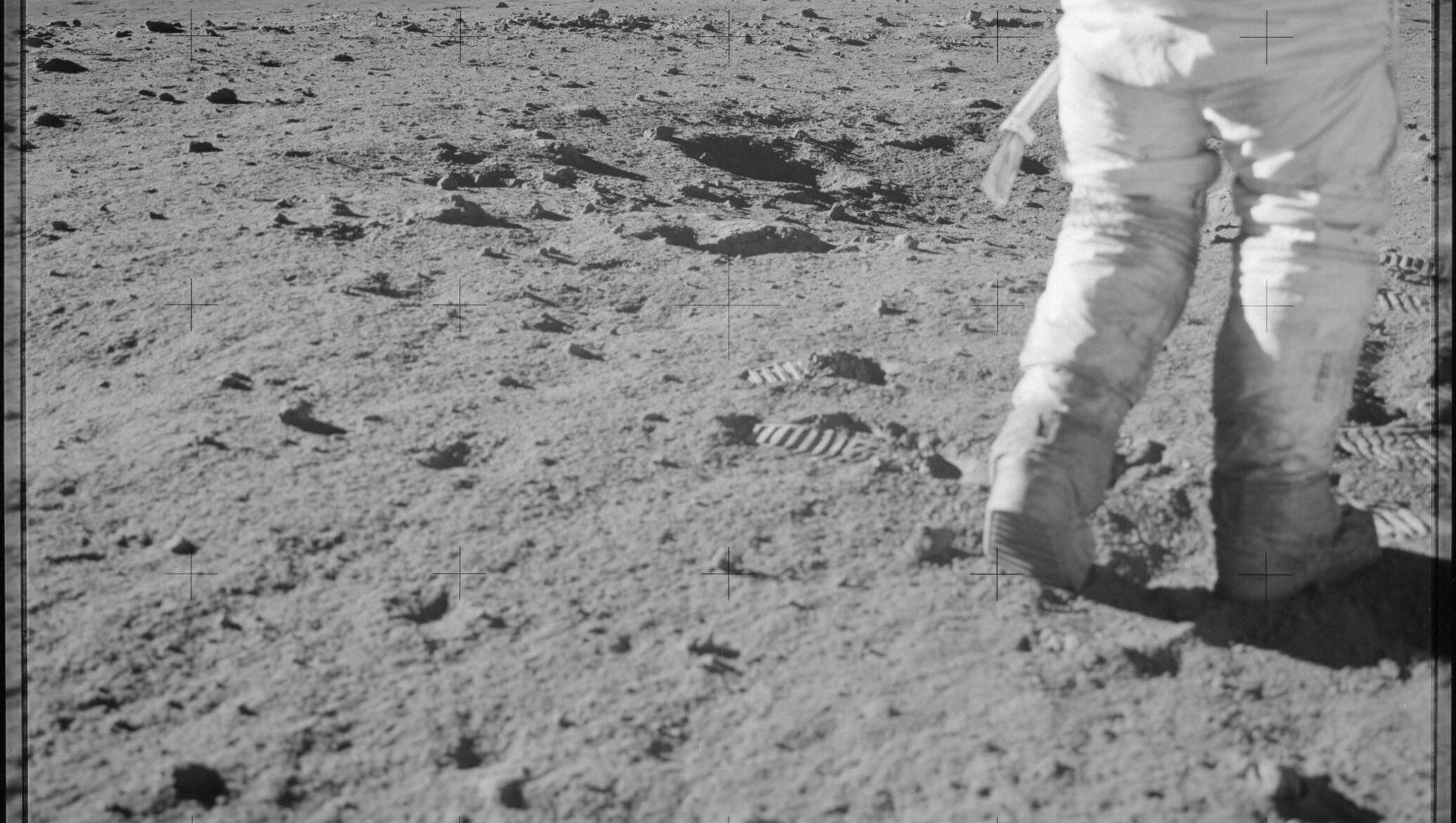 Шагаю по луне. Человек шагает по Луне. Фотография Hasselblad на Луне. Лунный скафандр. Мягкая посадка на луну.