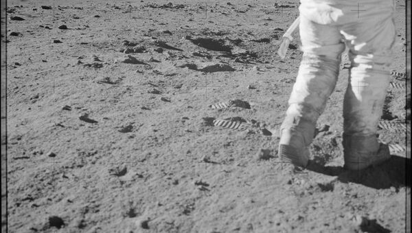 Астронавт шагает по лунной поверхности. Архивное фото - Sputnik Кыргызстан