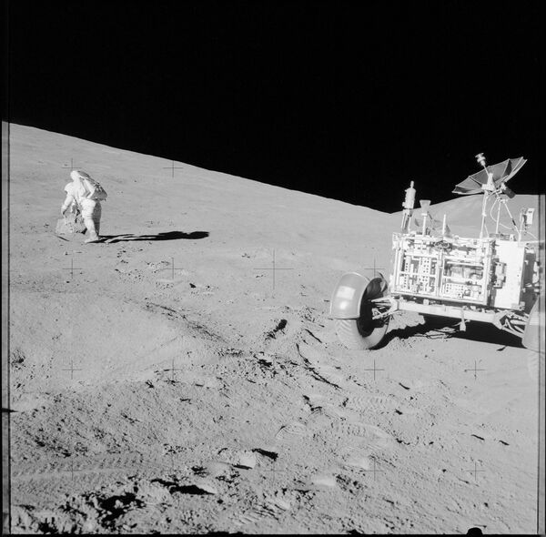 Астронавт на луне. Архивное фото - Sputnik Кыргызстан