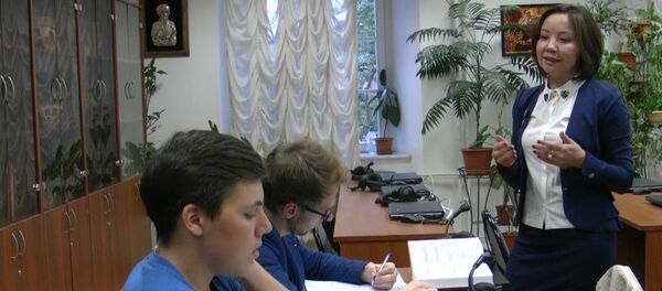 Менин апамдын аты Алсу — урок кыргызского в МГУ - Sputnik Кыргызстан