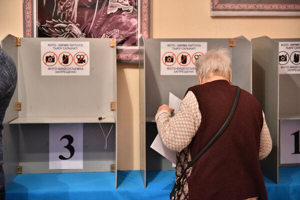 Избиратель во время голосования в одном из избирательных участков. Архивное фото - Sputnik Кыргызстан