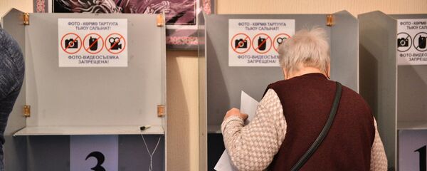 Избиратель во время голосования в одном из избирательных участков. Архивное фото - Sputnik Кыргызстан