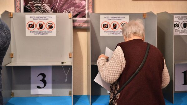 Избиратель во время голосования в одном из избирательных участков. Архивное фото - Sputnik Кыргызстан