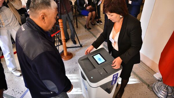 Электронная урна для голосования в одном из избирательных участков Бишкека - Sputnik Кыргызстан
