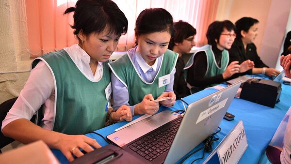 Операторы проверяют данные избирателя на избирательном участке. Архивное фото - Sputnik Кыргызстан