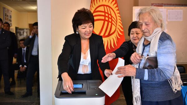 Архивное фото избирательницы во время голосования на одном из избирательных участков Бишкека - Sputnik Кыргызстан
