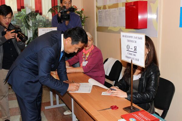 Первый вице-премьер-министр Кыргызстана Тайырбек Сарпашев на голосовании на выборах в Жогорку Кенеш КР. - Sputnik Кыргызстан