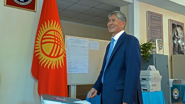 Президент Кыргызской Республики Алмазбек Атамбаев отпускает бюллетень в урну во время голосования. Архивное фото - Sputnik Кыргызстан