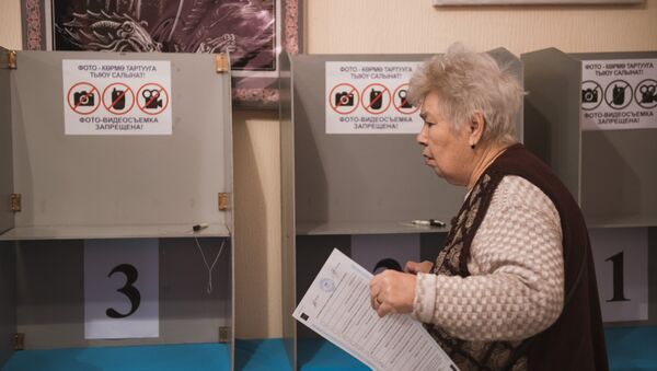 Избиратель на избирательном участке в городе Бишкек - Sputnik Кыргызстан