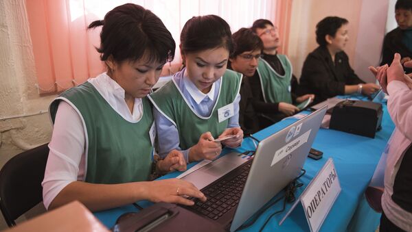 Операторы на избирательном участке во время выборов. Архивное фото - Sputnik Кыргызстан