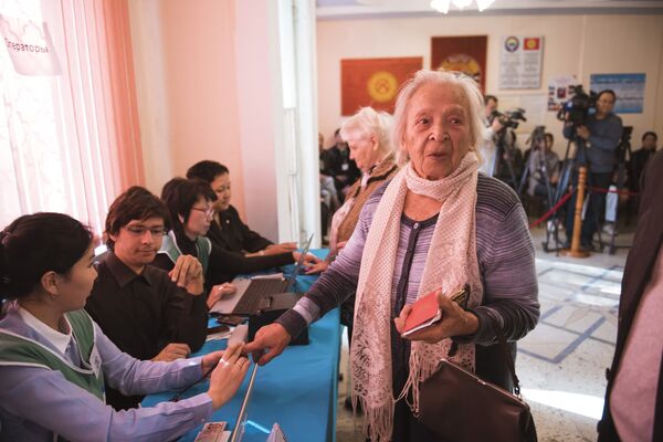 Избиратель проходит процедуру проверки биометрических данных. - Sputnik Кыргызстан