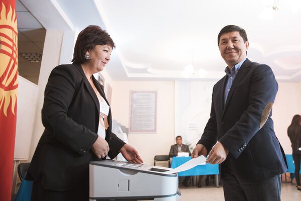 Премьер-министр Темир Сариев проголосовал на избирательном участке  №1209 в профессиональном лицее №5 в Бишкеке - Sputnik Кыргызстан