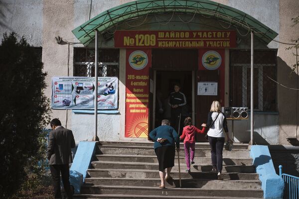 Ход выборов в Жогорку Кенеш — 2015 в Бишкеке - Sputnik Кыргызстан