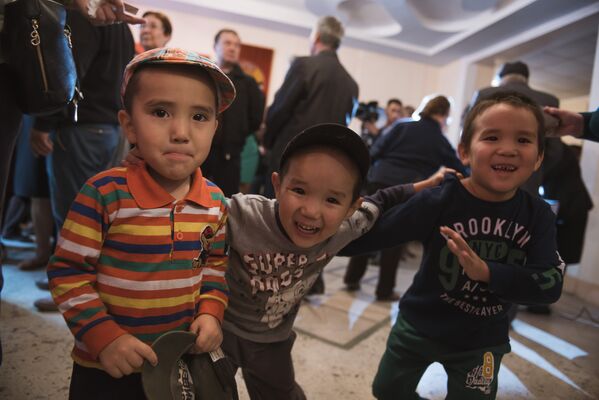 Кыргызстанцы голосуют за будущее страны. - Sputnik Кыргызстан