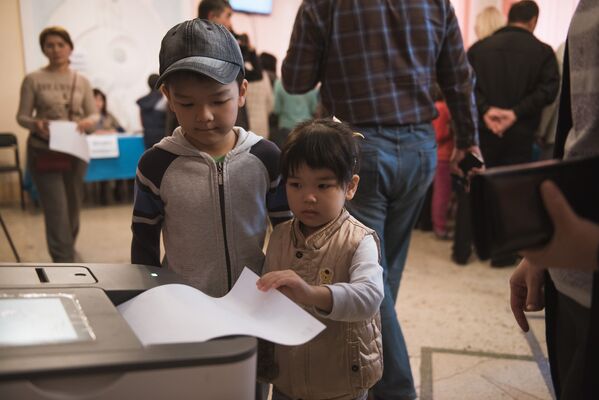 Люди должны голосовать сердцем, и я вижу, что это сегодня происходит, — заявил президент Атамбаев в воскресенье - Sputnik Кыргызстан
