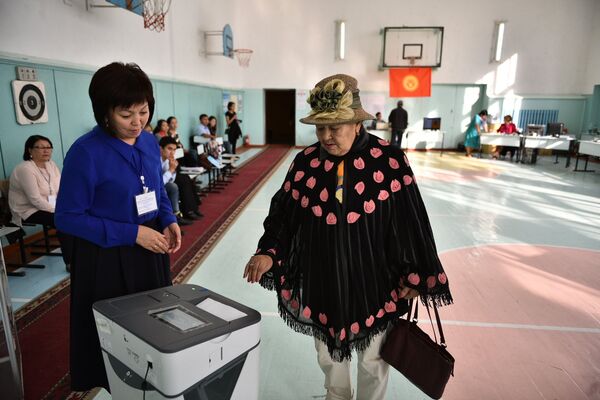 Жители Бишкека на одном из избирательных участков Бишкека. - Sputnik Кыргызстан