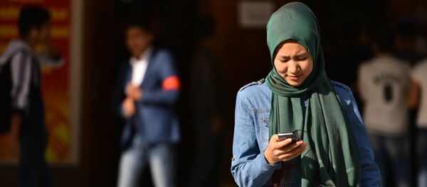 Девушка с телефоном возле избирательного участка в Бишкеке. Архивное фото - Sputnik Кыргызстан