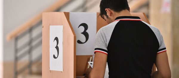 Молодой парень в кабинке для голосования. Молодой парень в кабинке для голосования. - Sputnik Кыргызстан