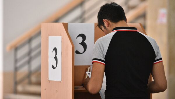 Молодой парень в кабинке для голосования. - Sputnik Кыргызстан