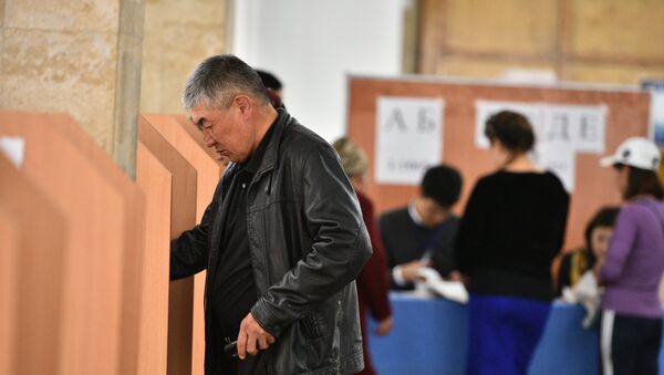 Мужчина голосует на одном из избирательных участков. Архивное фото - Sputnik Кыргызстан