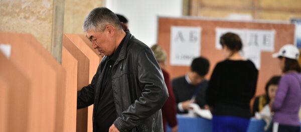 Шайлоо участкасында жаран добуш берип жатат. Шайлоо участкасында жаран добуш берип жатат. - Sputnik Кыргызстан