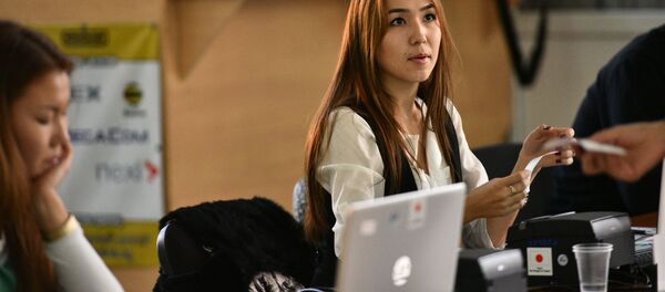 Оператор обслуживает избирателя на участке в Бишкеке. Архивное фото - Sputnik Кыргызстан